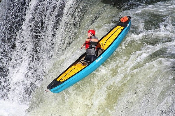 What Should You Do When Approaching a Low-head Dam in a Kayak